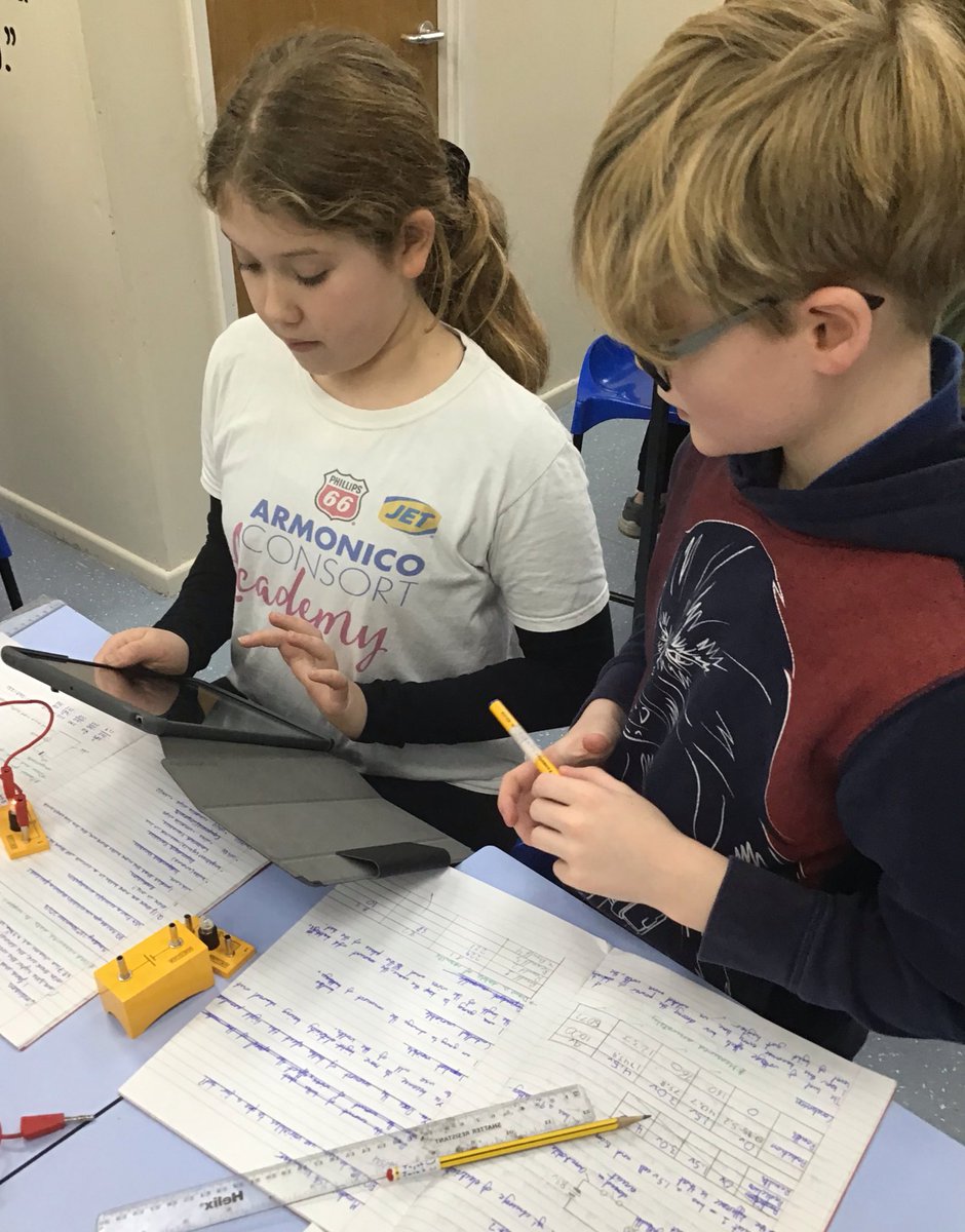 ClaphamTerrace1's tweet photo. In Science, Year 6 are drawing conclusions, evaluating and improving their circuit component investigations. #resilientlearners #persistentlearners https://t.co/ENHVWFb3NG