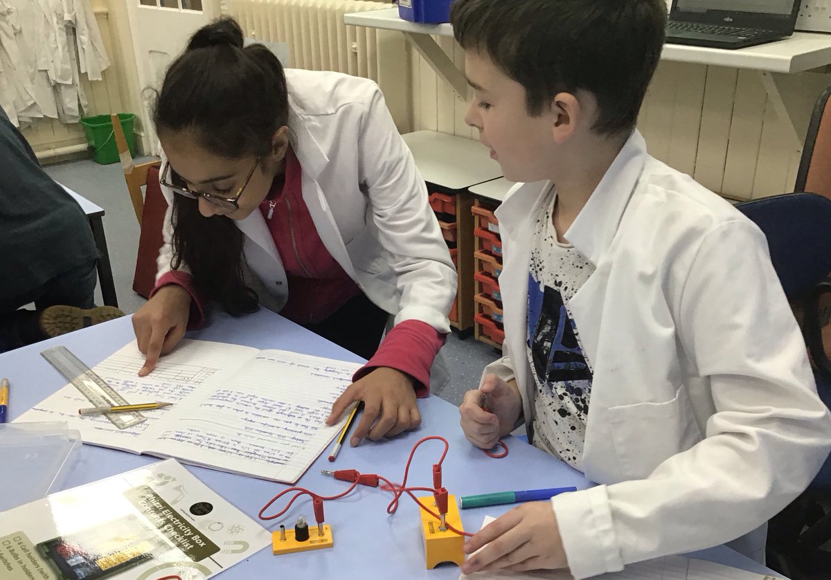 ClaphamTerrace1's tweet photo. In Science, Year 6 are drawing conclusions, evaluating and improving their circuit component investigations. #resilientlearners #persistentlearners https://t.co/ENHVWFb3NG