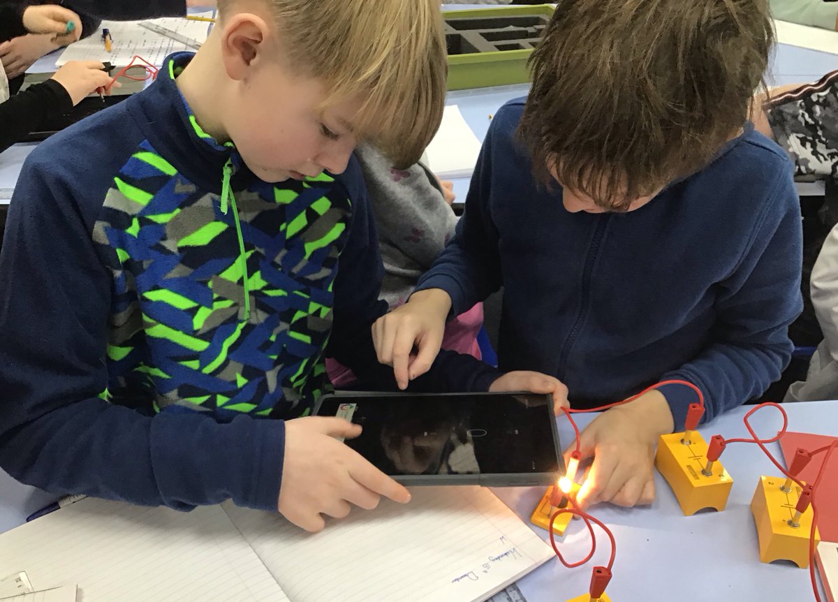 ClaphamTerrace1's tweet photo. In Science, Year 6 are drawing conclusions, evaluating and improving their circuit component investigations. #resilientlearners #persistentlearners https://t.co/ENHVWFb3NG