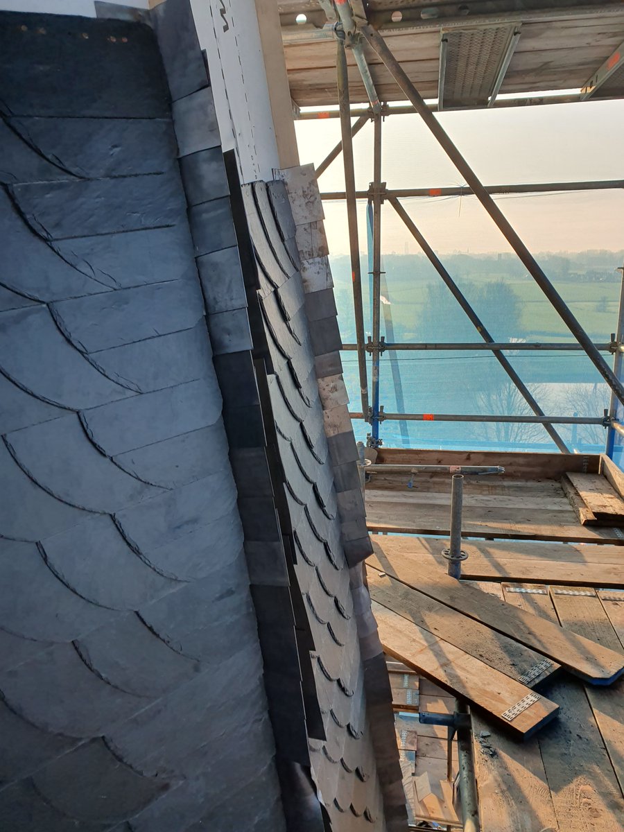 frysketsjerken's tweet photo. De toren van onze kerk in Koarnjum wordt gerestaureerd. Leidekkers zijn op grote hoogte druk bezig met het leggen van de nieuwe leien. Wat een geweldig vakwerk! De mannen genieten van hun vak, als is het soms best koud daarboven. Over een paar weken is de toren weer als nieuw. https://t.co/z3o4XG5DLH