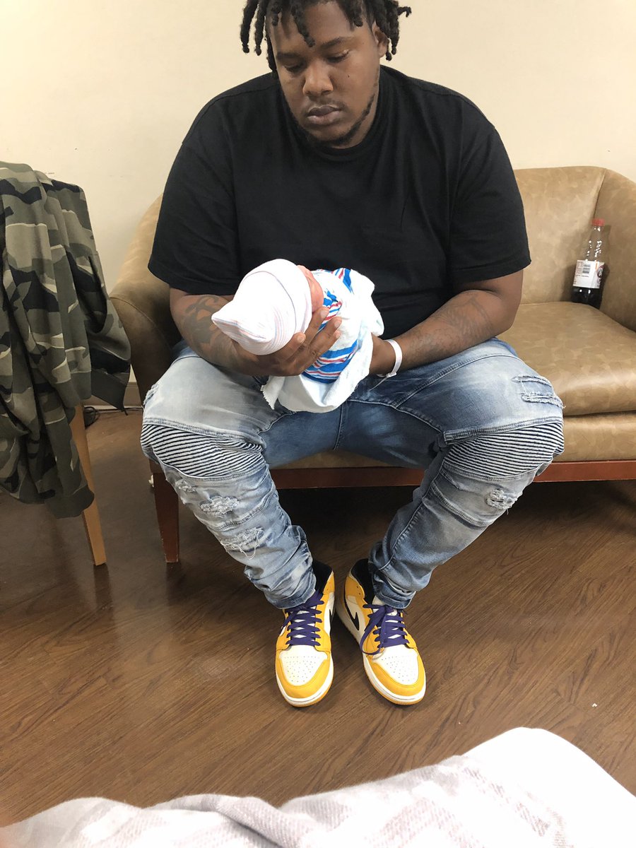 Mallydoee's tweet photo. I looked my daughter in the eyes today before she cry I rather die today‼️‼️ https://t.co/nrPOE9azAr