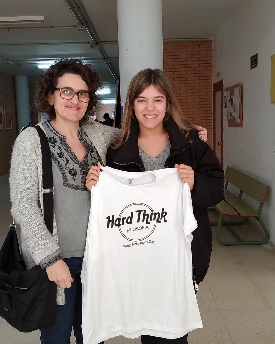 IESJuanLara's tweet photo. Nuestra ganadora del mes de noviembre del Reto Filosófico #FiloReto , Ángela González Benvenuty de #1BSA contesto ya la pregunta "Si existiesen las mutantes con superpoderes ¿Como deberíamos tratarlos?". Para la foto se hizo acompañar de nuestra compañera Marta Ruiz Arco https://t.co/dN6lRSMnbJ