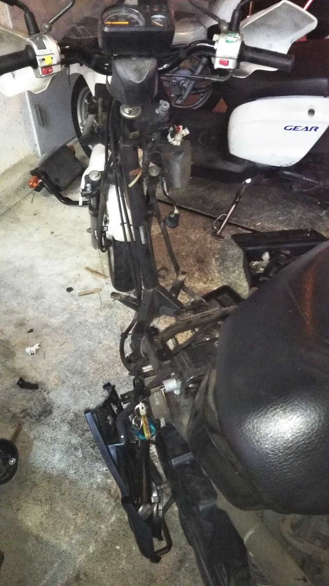 LifeDunk_5MT's tweet photo. 車体は同じでもハーネスとCPUが全くの別物だから全部剥ぐってニコイチしてるなう
UA06J
エンジンご臨終
この車体を使って復活させる
UA08J
愛知産
フロントまわりご臨終
走行1700kmでまだ新しい
このギアのエンジンを06Jに載せる
が問題点がありすぎるw
#ヤマハギア
#YAMAHAが美しい
#UA06J
#UA08J https://t.co/q9TrsE03uv