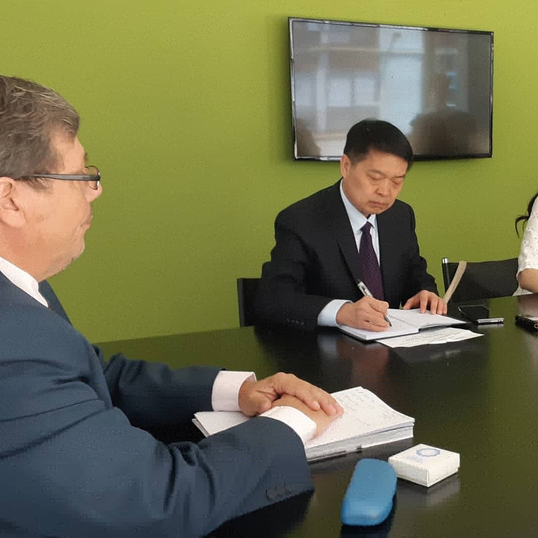 danielva4's tweet photo. Recibimos a Shand Da viceministro de vivienda de la pcia china de Henan y sus func. Orgulloso de compartir nuestra exp en integrac socio-urbana  representando a @IVCBuenosAires .@diegosantilli @BrunoScrenci @JoLuAcevedo @lucashportela @FerJElias https://t.co/D1vMMw3wtB