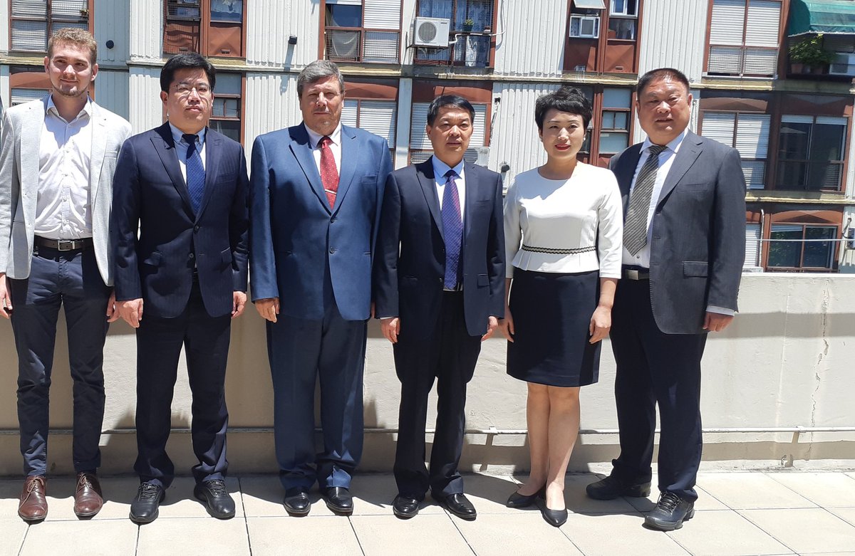 danielva4's tweet photo. Recibimos a Shand Da viceministro de vivienda de la pcia china de Henan y sus func. Orgulloso de compartir nuestra exp en integrac socio-urbana  representando a @IVCBuenosAires .@diegosantilli @BrunoScrenci @JoLuAcevedo @lucashportela @FerJElias https://t.co/D1vMMw3wtB
