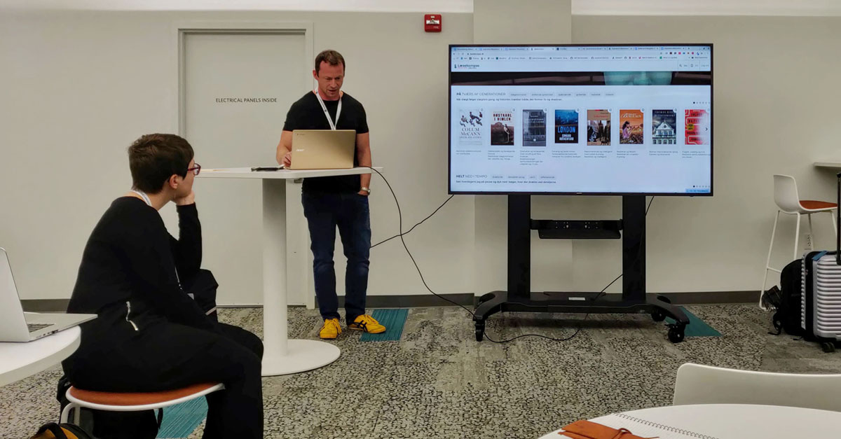 DBCdk's tweet image. DBC er så langt fremme med anbefalingssystemer for biblioteker og brugere, at Søren her med kollega Christian for nylig fortalte om det på Stanford University ifm. Fantastic Futures-konferencen om AI. (På skærmen er Læsekompasset laesekompas.dk) #biblioteker #hamkendervi