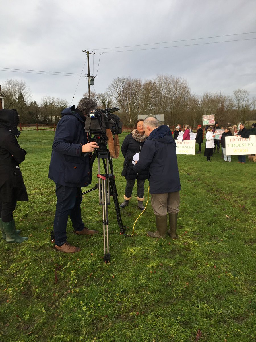 shirley65237781's tweet photo. Thanks so much to Bob and the team @bbcmtd for coming to do a piece about our objections to the #swdp proposed development at Orchard Farm. Thanks to all who turned out to support @PershoreP in the freezing cold today. It will be on tonight. Melanie and Fiona you were amazing. https://t.co/X8AZ0F7YBi