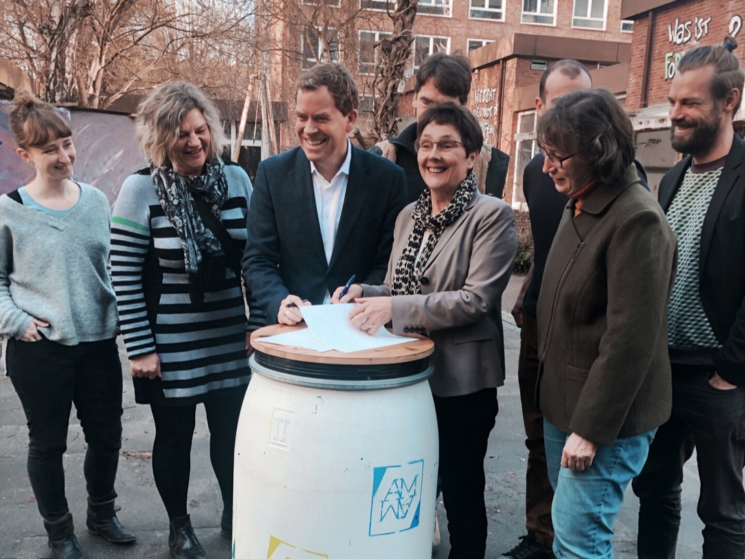 stadt_kiel's tweet photo. Heute haben #Kiel und das Land einen Vertrag zur Entwicklung der "Alten Mu" unterzeichnet. Der Verein #AlteMu Impuls-Werk möchte ein mischgenutztes Quartier entwickeln, das #Wohnen und Arbeiten in einem Kreativ-Dorf ermöglicht. Mehr dazu unter: https://t.co/aULhPBqzOZ https://t.co/6TErwuCZTG