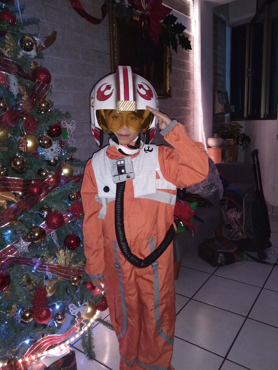 cuboman's tweet photo. Aquí podemos ver a Mati, un pequeño fan de @HamillHimself 
#TheRiseOfSkwalker https://t.co/nsOSfPoKLw