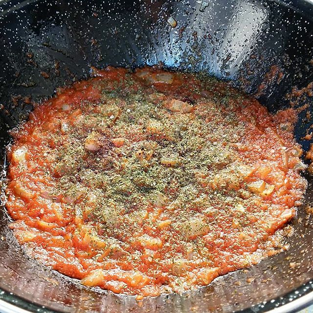 masendocrino's tweet photo. 📣 Aquí tengo el sofrito para la comida de hoy, adivina ¿Será para carne o pescado? Lleva cebolla, tomate, aove, pimienta, pimentón, perejil, nuez moscada, guindilla y sal.
#masendocrino #sofrito #cocinacasera #comidasana #cocinando #cooking #coolfood #colorfood #aove #yummy … https://t.co/jvj41Ztmjp