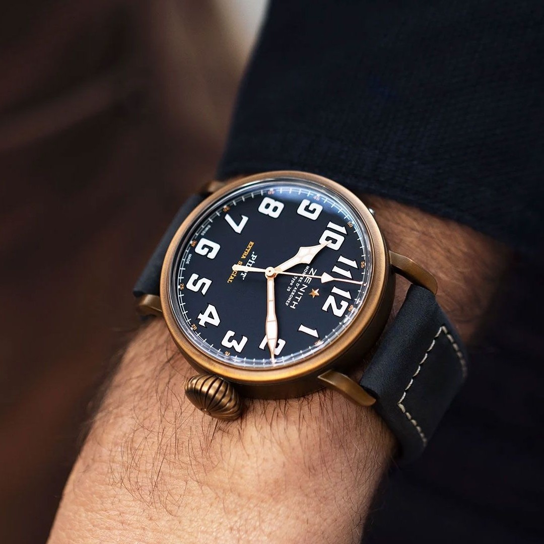 ethoswatches's tweet photo. The vintage-inspired @ZenithWatches #PilotType20 features the DNA of onboard #timekeepers : a prominent ratcheted onion-shaped #crown enabling operations even with gloved hands and highly legible dials with oversized luminescent numerals.
Discover now : https://t.co/9etcsDiekm https://t.co/prfavFkGPi