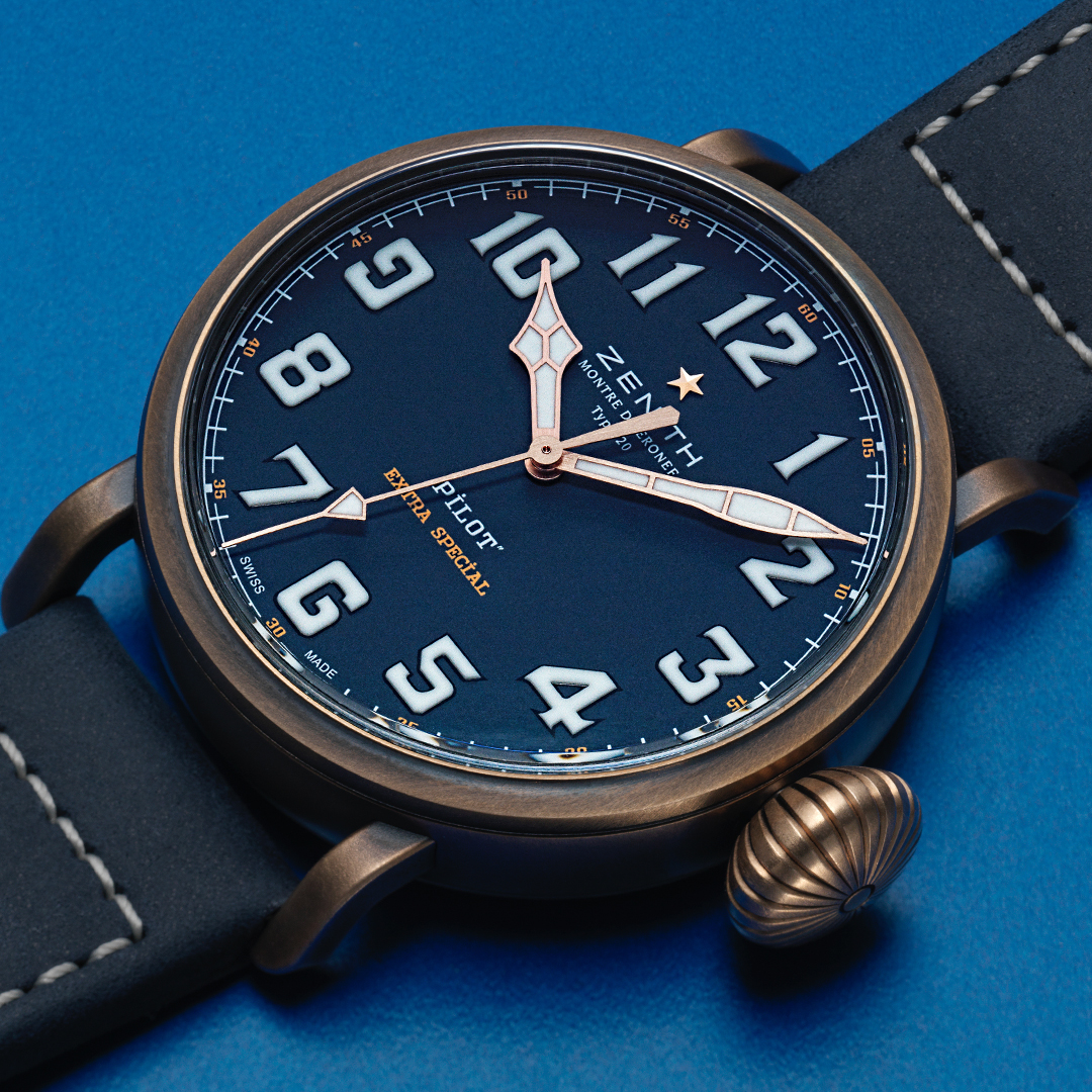 ethoswatches's tweet photo. The vintage-inspired @ZenithWatches #PilotType20 features the DNA of onboard #timekeepers : a prominent ratcheted onion-shaped #crown enabling operations even with gloved hands and highly legible dials with oversized luminescent numerals.
Discover now : https://t.co/9etcsDiekm https://t.co/prfavFkGPi