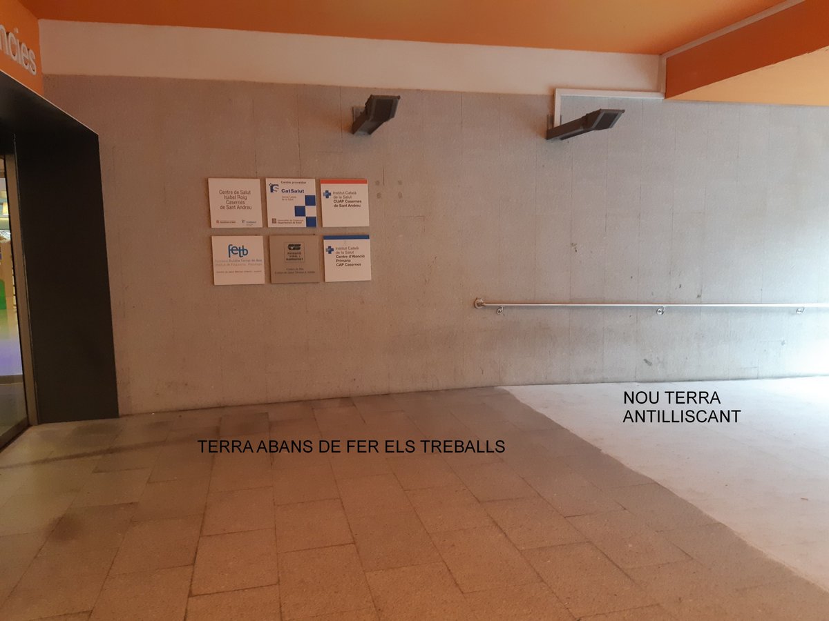 Millorem al terra de l'entrada principal del #CAPCasernes, realitzant un "abuixardat" que augmentarà la rugositat del terra i evitarà el lliscament, afavorint la seguretat d'accés als professionals i ciutadans.