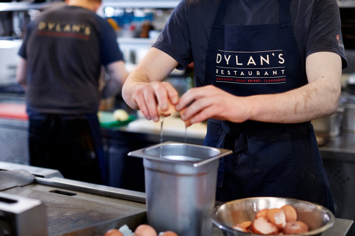 FoodDrinkWIB's tweet photo. #Rhowch eich cynnyrch bwyd a diod i’r anghenus y #Nadolig hwn. Rydym yn gweithio gyda @DylansNWales i roi hamperi i’r rhai sy’n unig dros yr ŵyl. Dau ddiwrnod yn unig sydd ar ôl i anfon anrhegion. Anfonwch neges atom i gael cyfeiriad i anfon parsel 🎁⭐#FDWIB https://t.co/q0HOm0OPF7