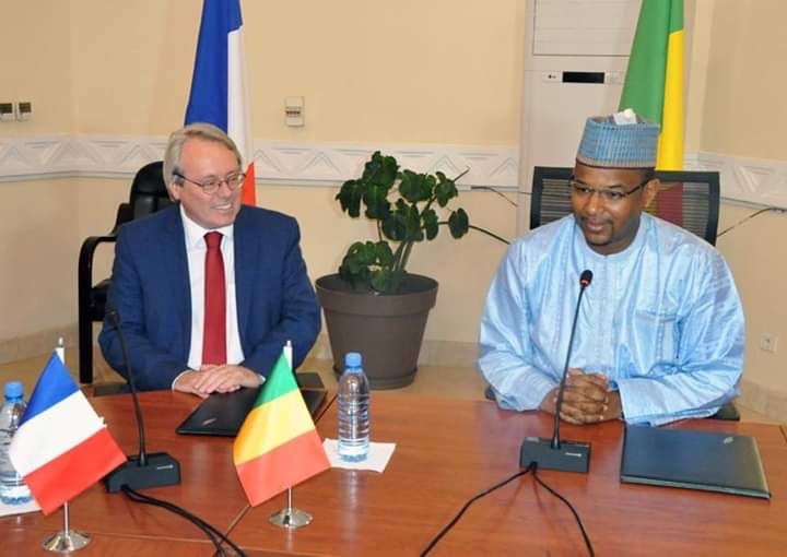 SMTD_SA's tweet photo. #COOPERATION #Signature #Financement #TNT
signature d’une convention pour un appui de deux milliards quatre cent huit millions de francs CFA pour le financement de l’assistance à  la maîtrise d’ouvrage déléguée pour le déploiement de la #Télévision #Numérique #Terrestre (TNT). https://t.co/pSw2fz2rLM