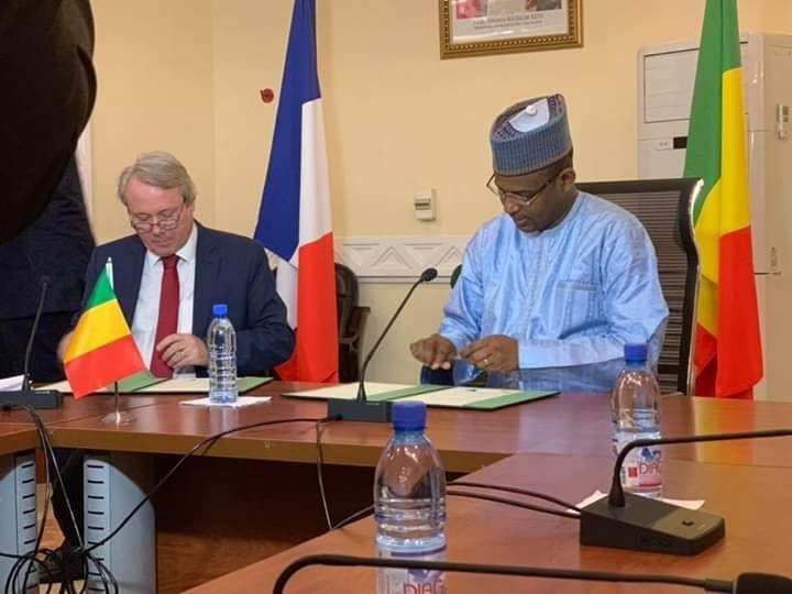 SMTD_SA's tweet photo. #COOPERATION #Signature #Financement #TNT
signature d’une convention pour un appui de deux milliards quatre cent huit millions de francs CFA pour le financement de l’assistance à  la maîtrise d’ouvrage déléguée pour le déploiement de la #Télévision #Numérique #Terrestre (TNT). https://t.co/pSw2fz2rLM