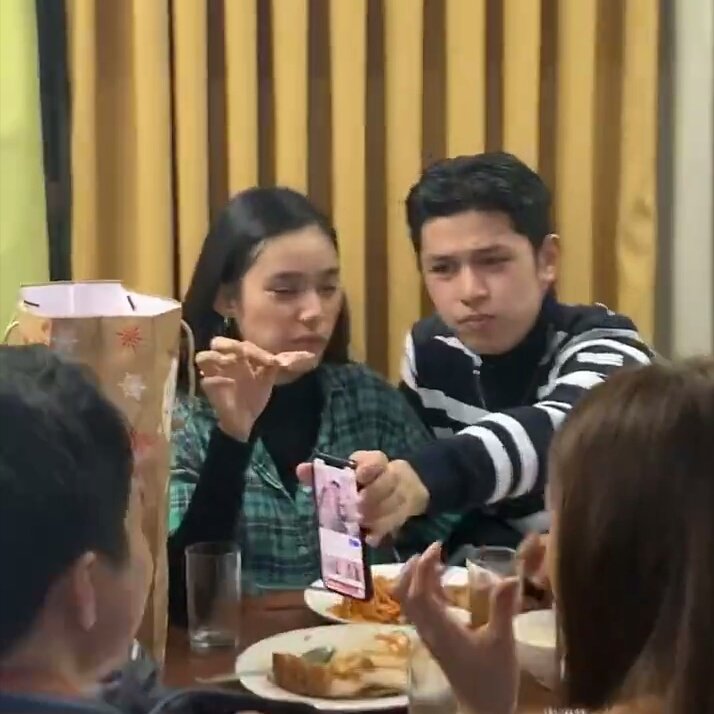 karjonship's tweet photo. Forever magkatabi ☺ Aaaand ano yang photo na pinapakita ni Aljon? 🤔

#KarinaBautista #AljonMendoza 
#KarJon https://t.co/kk9kZrQk9D