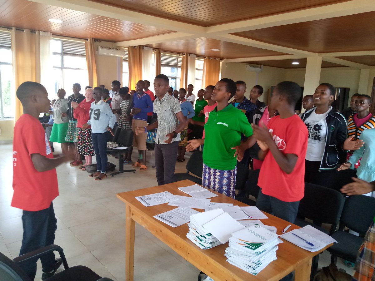NyaruguruDistr's tweet photo. Uyu munsi:Uyu munsi abana ba Nyaruguru bakubutse mu nama nkuru y'abana ku rwego rw'Igihugu bashyikirije ubuyobozi bw'Akarere igikombe bahawe .#Kuvuga amacumu https://t.co/OfAqlH8m1n
