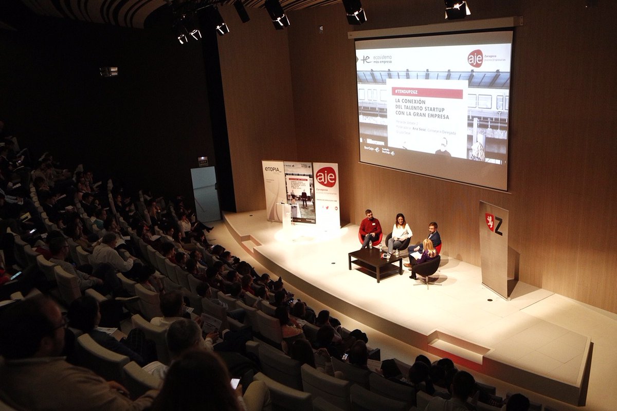 FundIbercaja's tweet photo. Éxito en la III edición de #TendUPZgz de @EcosistemaMas, con @ibercaja y @ajezaragoza, un evento referente en el ámbito de la innovación para conocer las últimas tendencias del mercado con 9 startups seleccionadas y 150 asistentes. ¡Todo un placer! 👏🏼👏🏼👏🏼 #Zaragoza https://t.co/kYKXsNz03X