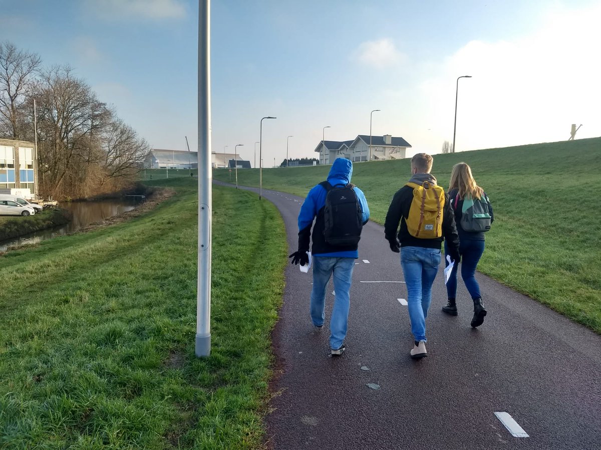 hhsenk's tweet photo. Studenten #HBO #Watermanagement van @hsrotterdam op dijkexcursie in @Capelle_IJssel voor het vak #Dijkmonitoring. Studenten gaan metingen doen en monitoren om de #veiligheid van de #dijk te toetsen. https://t.co/fLBTQNpsnq