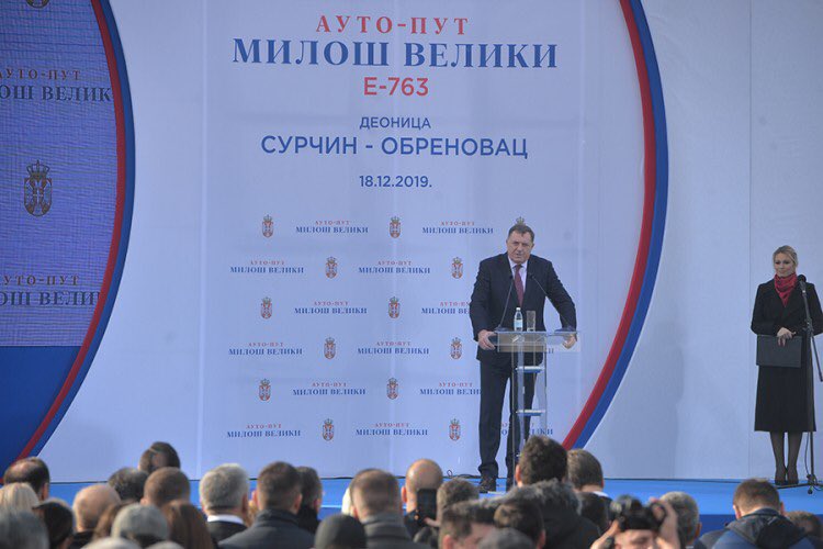 SNSDDodik's tweet image. Радујемо се сваком успјеху Републике Србије! 🇷🇸

Ово је наша побједа, нас који живимо у Републици #Srpska и који смо загледани у #Srbija, јер овај пут једним дијелом води у Српску - предсједник #Dodik на свечаном отварању нове дионице аутопута “Милош Велики” #Surčin - #Obrenovac.