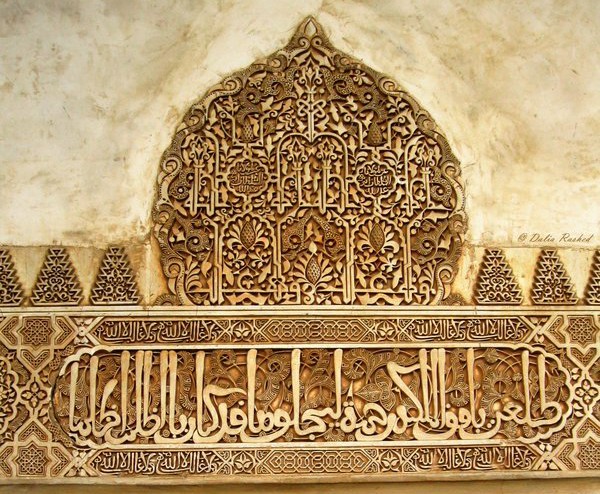 #اليوم_العالمي_للغة_العربية 
إن الأمم لا تنهض إلاّ بلغاتها و كانت نهضة بلاد الإسلام ملموسة في تدوين أصول كل العلوم التي نراها اليوم بلغة الضاد. العربية أعرق اللغات، نزل بها القرآن و كلم الله الانبياء بها و نشرت رسالة الإسلام بها.