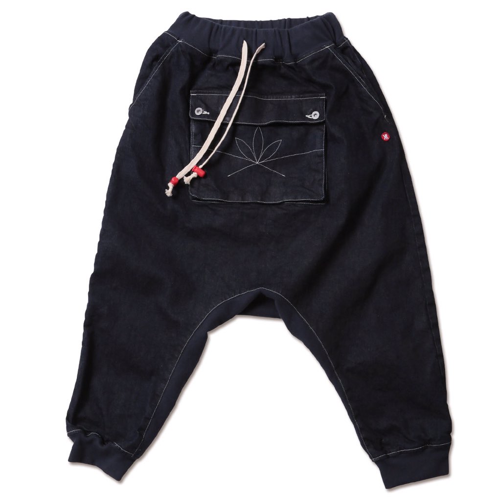 KATSUO_TxCxCxS's tweet photo. ちなみにアノラックと同じ生地でサルエルも作りました。

"APACHE-Stretch Denim Sarrouel Pants"

履き心地もシルエットもメチャクチャ調子良い☆

#ANIMALIA
#20sp
#アニマリア https://t.co/fl2RUn2ej9