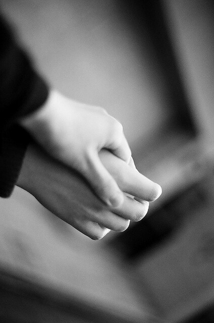 Otje57's tweet image. 🌷Je veux l'empreinte de la main
     Sur le chemins de la mienne🌷
               ☆🎄⭐🎄☆
  🌷I want the imprint of the hand
     On the path of mine🌷

 #4lines #2languages #onepoem