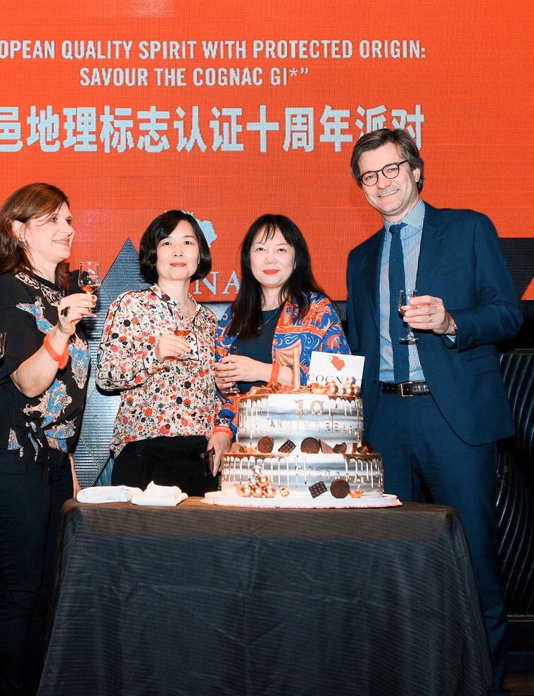 Cognac_Official's tweet photo. 120 influenceurs, journalistes, marques de #Cognac,  institutions et représentants BNIC célébraient ce soir à Canton les 10 ans de la reconnaissance de l’indication géographique #Cognac en #Chine. https://t.co/Y6KqwLyY3Y