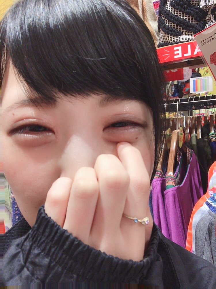 吉田珠里 日本で1番食べる広報 泣くと涙袋が整形したレベルでパンパンになる私 すぐ泣いたのバレる 私の目パンパンシリーズ それにしてもすごい顔やな