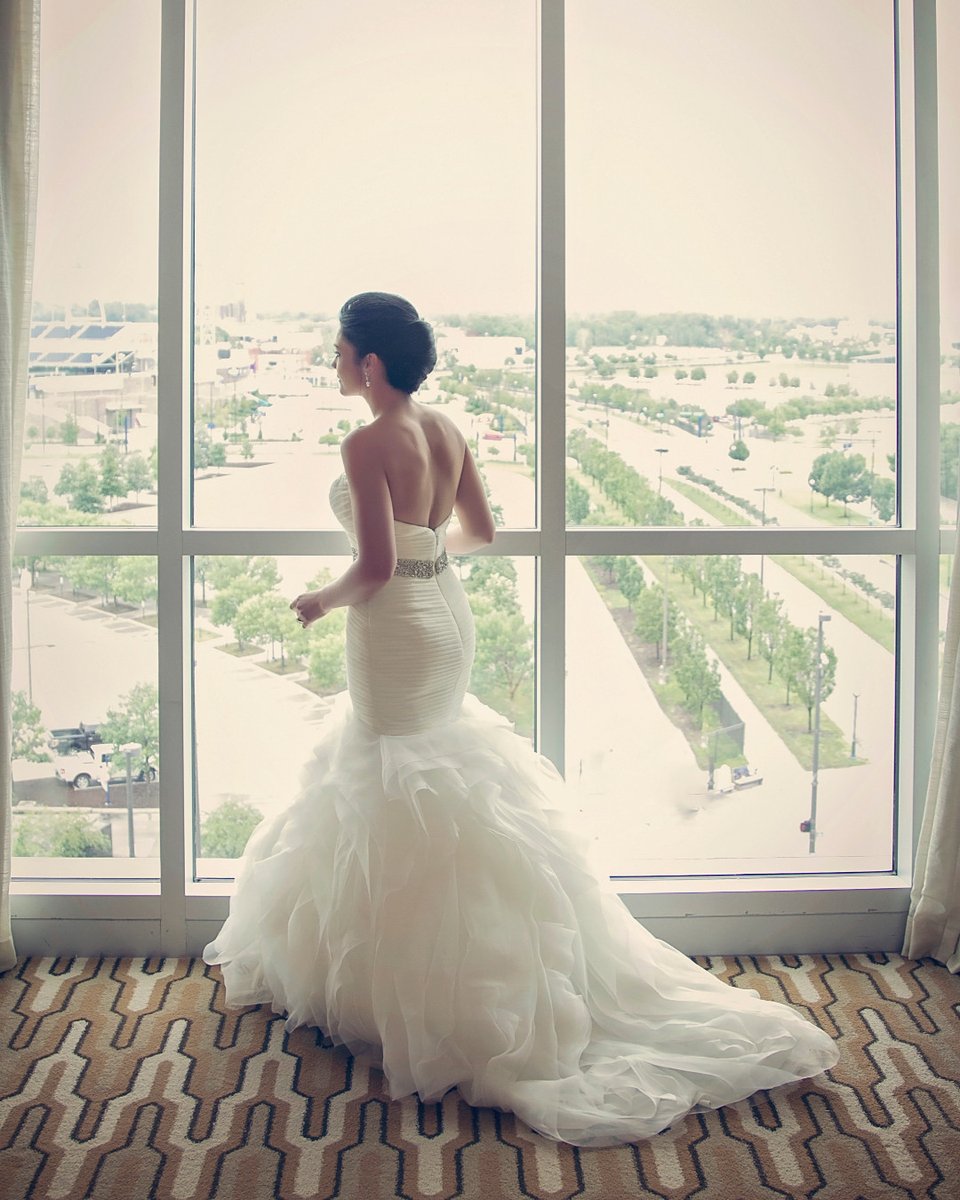 Happy #WeddingWednesday! A stunning view from our executive lounge windows. We'd love to be a part of your #HappilyEverAfter. Message us today and we'll get you in contact with one of our amazing wedding coordinators!

📷 Something New Productions