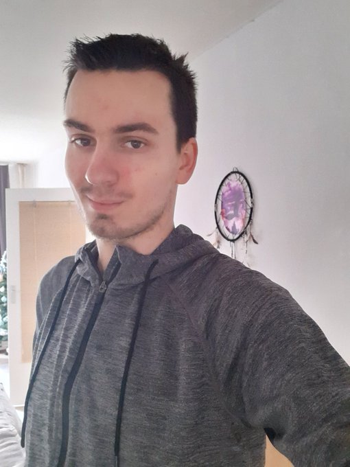 Bryanvreijsen's tweet photo. Een lach per dag, omdat ik jullie graag mag. Midden in de winter voel ik mij goed en heb ik goede moed. Ik heb mijn leven weer op de rit en daarom doe ik dit. #selfie #smile #goedebui https://t.co/0bmbBQb5WB