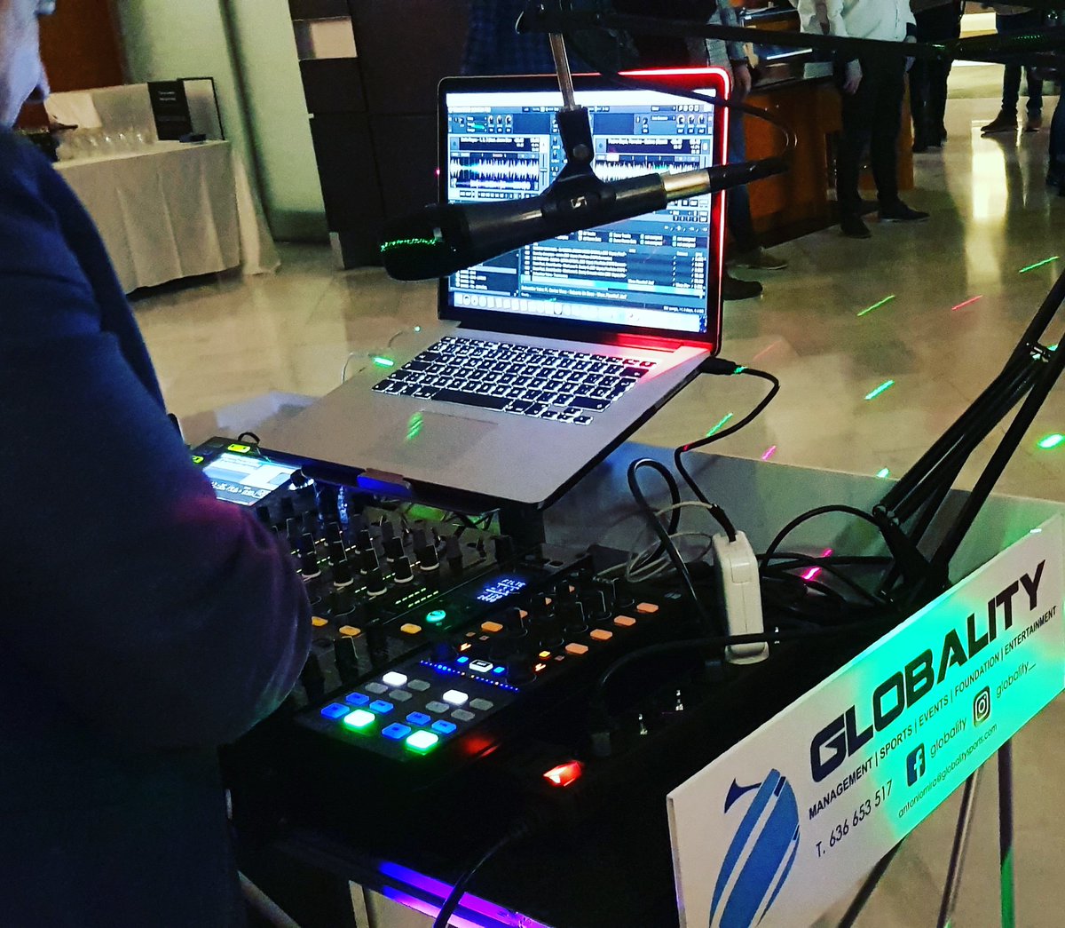 Globality_Sprts's tweet photo. Tus fiestas más divertidas  con los mejores Djs!! Tocamos todos los estilos, pop, rock, reggeaton, salsa, bachata y poooor supuesto las peticiones que nos hacéis en cada evento 😁😁 

Que suene la música!!

#dj #musica #eventos #fiestas #comidasdeempresa #cenasdeempresa https://t.co/GNDwE2hKVh