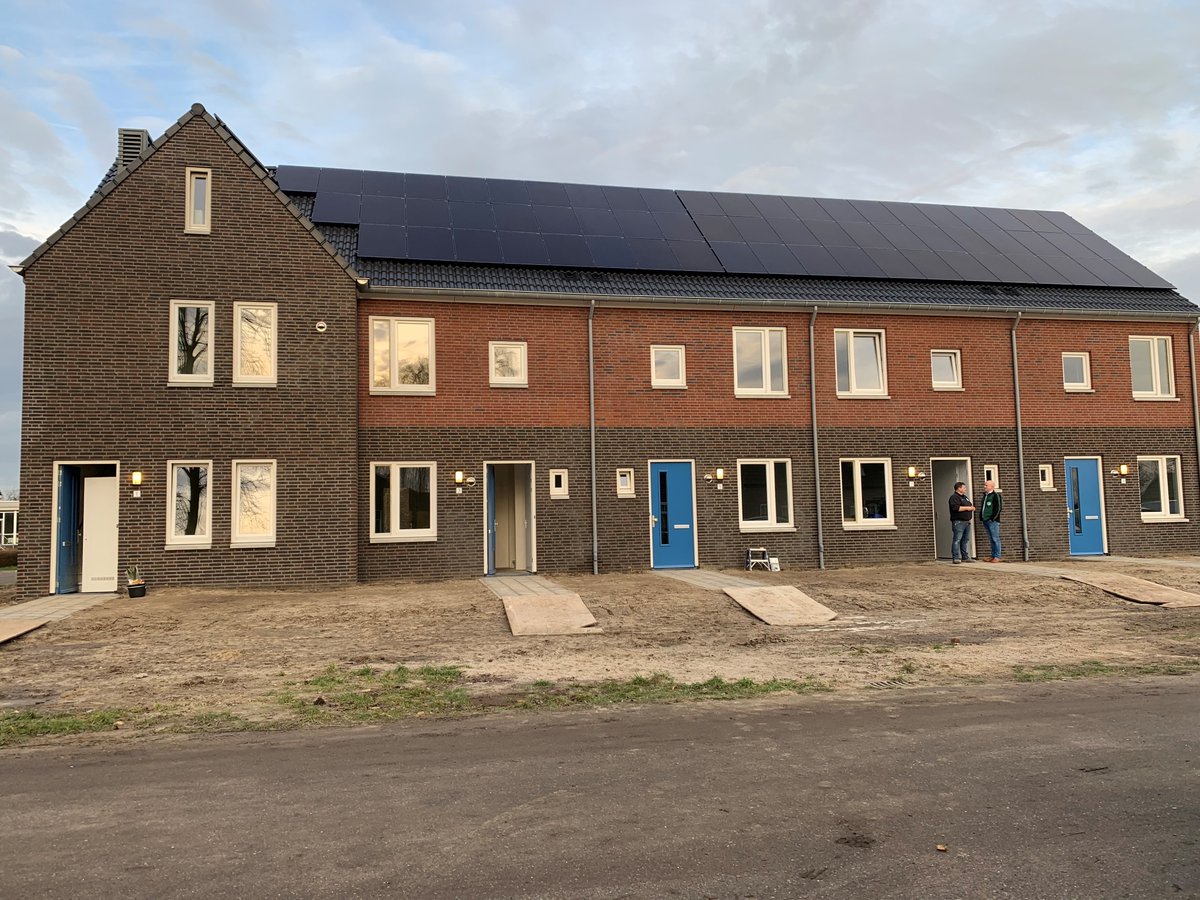 Gisteren heeft de oplevering van de 6 woningen in Vortum-Mullem plaatsgevonden. 
Deze woningen zijn gasloos uitgevoerd en hebben we gebouwd in opdracht van Wonen Vierlingsbeek.