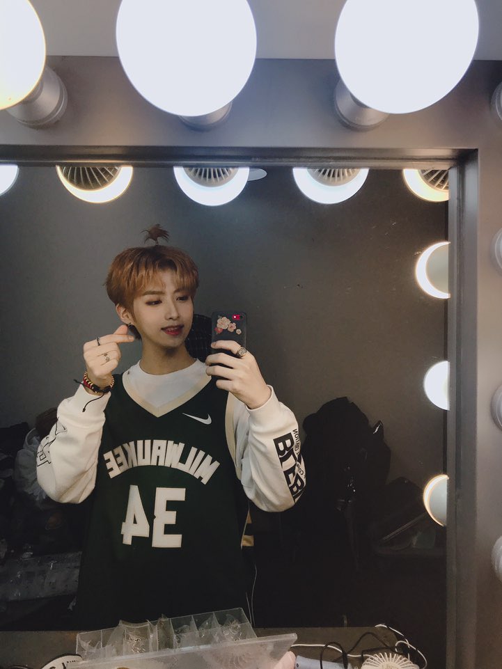 official_ONEUS's tweet photo. [#시온]
달님들~~~ 윙윙윙윙 본 사람~~~~!! 달님들에게 이뻐 보이고 싶은 마음에 즉흥적으로 머리를 묶어봤습니다 헤헿❤ 처음 묶어봐서 어색한데 달님들 보고싶을까바ㅎㅎ 오늘도 많이 사랑해 달님들🌎❤🌙 https://t.co/98n6hLt5wN