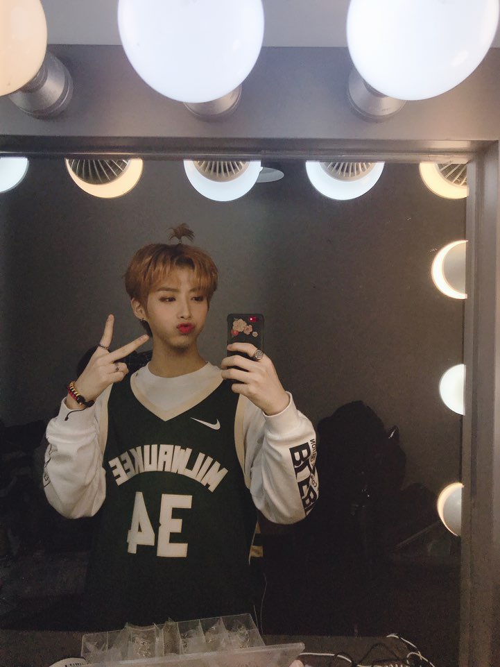official_ONEUS's tweet photo. [#시온]
달님들~~~ 윙윙윙윙 본 사람~~~~!! 달님들에게 이뻐 보이고 싶은 마음에 즉흥적으로 머리를 묶어봤습니다 헤헿❤ 처음 묶어봐서 어색한데 달님들 보고싶을까바ㅎㅎ 오늘도 많이 사랑해 달님들🌎❤🌙 https://t.co/98n6hLt5wN