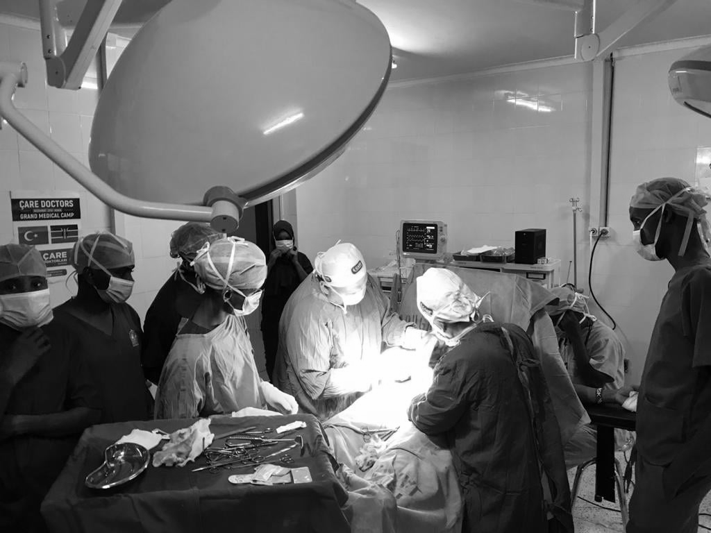 caredoktorlari's tweet photo. Bizler, Afrika'nın en ücra köşelerinde gönül köprüleri kuruyor, "Çare" bekleyenlere bir avuç vesile oluyoruz!
Çare Doktorları, Kenya da devam eden sağlık kampının 2. gününde de yüzlerce hastanın şifasına vesile oldu. Gelin siz de bu hayra ortak olun. https://t.co/W8tvd6YmBz