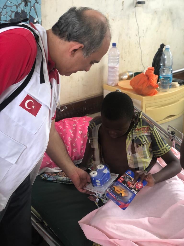 caredoktorlari's tweet photo. Bizler, Afrika'nın en ücra köşelerinde gönül köprüleri kuruyor, "Çare" bekleyenlere bir avuç vesile oluyoruz!
Çare Doktorları, Kenya da devam eden sağlık kampının 2. gününde de yüzlerce hastanın şifasına vesile oldu. Gelin siz de bu hayra ortak olun. https://t.co/W8tvd6YmBz