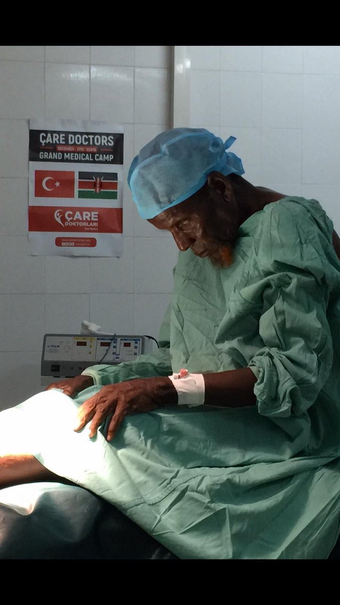caredoktorlari's tweet photo. Bizler, Afrika'nın en ücra köşelerinde gönül köprüleri kuruyor, "Çare" bekleyenlere bir avuç vesile oluyoruz!
Çare Doktorları, Kenya da devam eden sağlık kampının 2. gününde de yüzlerce hastanın şifasına vesile oldu. Gelin siz de bu hayra ortak olun. https://t.co/W8tvd6YmBz