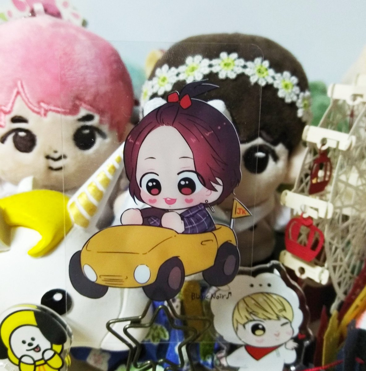 꾸꾸당 🐰토-2 꾸꾸베이커리🐰 
느와굿즈 인포메이션입니다!

꾸즈티커, 전차스, 체리꾹 키링, 쫑님과 함께하는 꾸띠꾸띠씰을 준비했습니다!

전체적으로 수량 넉넉할 것 같아요~
구매해주신 분들께 사과머리꾹 투명포카를 드릴 예정이에요!

꾸꾸당에서 뵐게요 감사합니다!