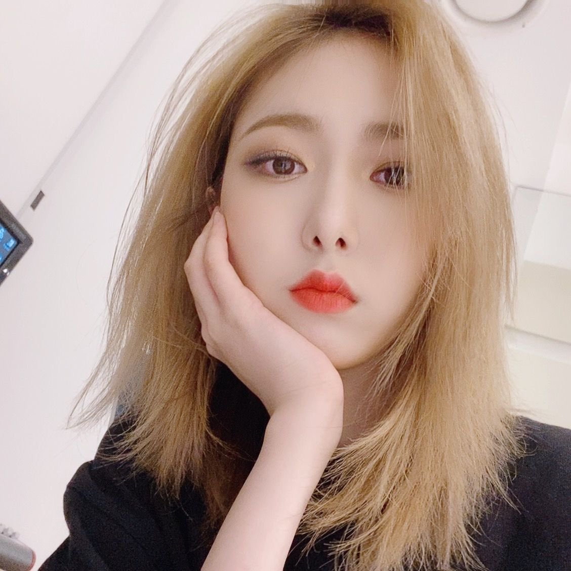 archiveyeochin's tweet photo. ೋ 191218  •  weverse update
#여자친구 #신비 https://t.co/gcT8hpQv9o
