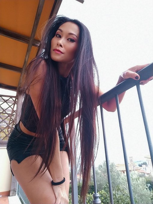 Capelli al vento!!Vi aspetto domani alle 22.00 sul mio sito https://t.co/WJ1SpNLiEU con il mio live show