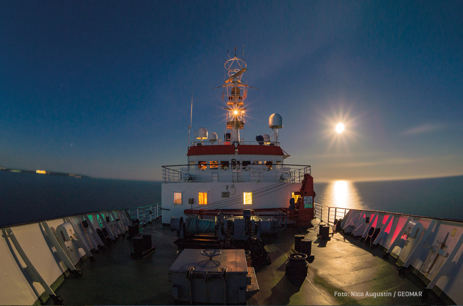 GEOMAR_de's tweet photo. Unser #BilddesMonats #Dezember zeigt das Forschungsschiff POSEIDON bei Nacht vor #Santorini in der Ägäis. Warum Poseidons Reich ein wichtiges Arbeitsgebiet der #FS_POSEIDON war, könnt Ihr hier lesen: https://t.co/AAVJAbM6q0
Foto: Nico Augustin/GEOMAR https://t.co/1CPMO0Y7Ce