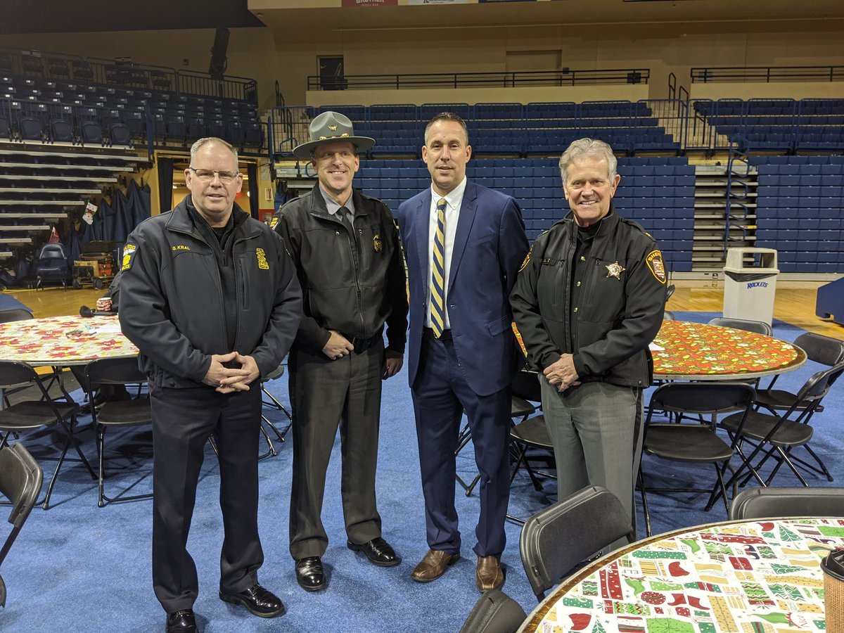 RodneyTheisUT1's tweet photo. Great start to the morning at Savage Arena with @UToledoPD @gkraltoledo @JTharp48 getting ready for the @FeetStreetOrg #12KidsofChristmas https://t.co/a1SQMbHfQF