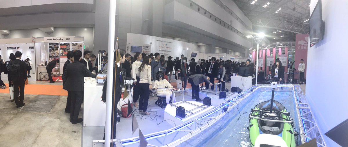 hoimei's tweet photo. 遠隔操作のカヤックロボット。
デモ体験が凄い人気。
展示では実際に水場を用意し、揺れや水の抵抗を再現
#BodySharing #H2L #firstVR #筋変位センサー #ロボット #国際ロボット展 #iREX2019 https://t.co/VaEskL6yOv