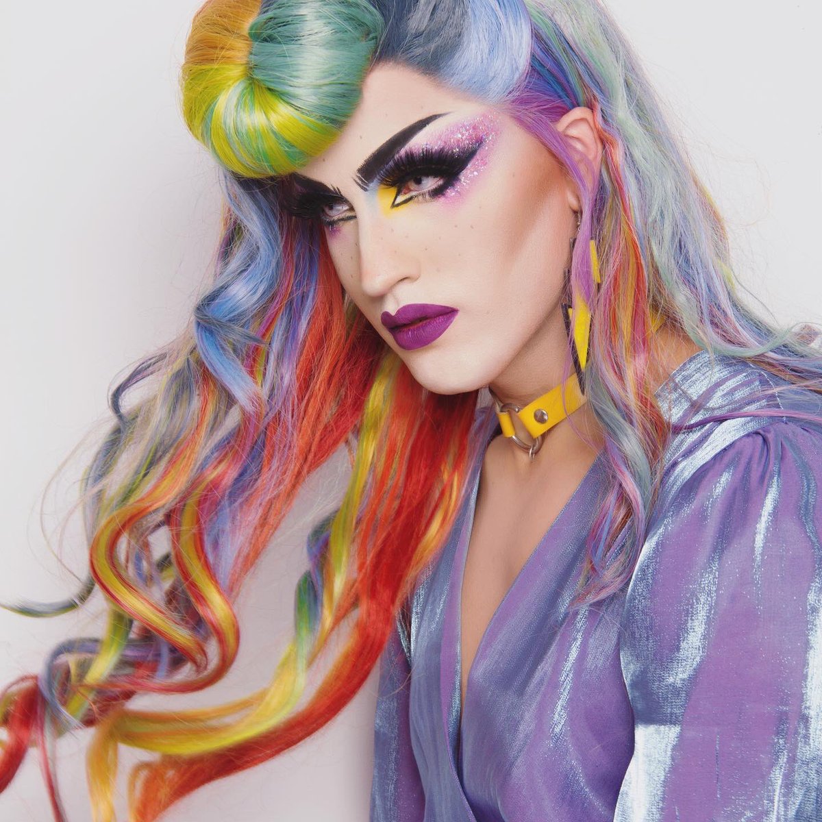 ERRebeENE's tweet photo. Holographic realness for @WinterAGala #WinterAnthemGala2019 https://t.co/1NX9nbZjuK