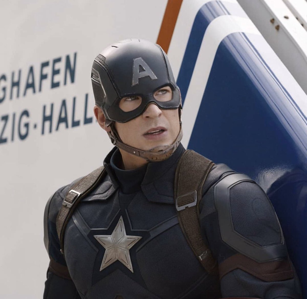TODOMARVEL1's tweet photo. “El precio de la libertad es alto, pero estoy dispuesto a pagarlo..” #CapitanAmerica https://t.co/S70b6C4JsJ