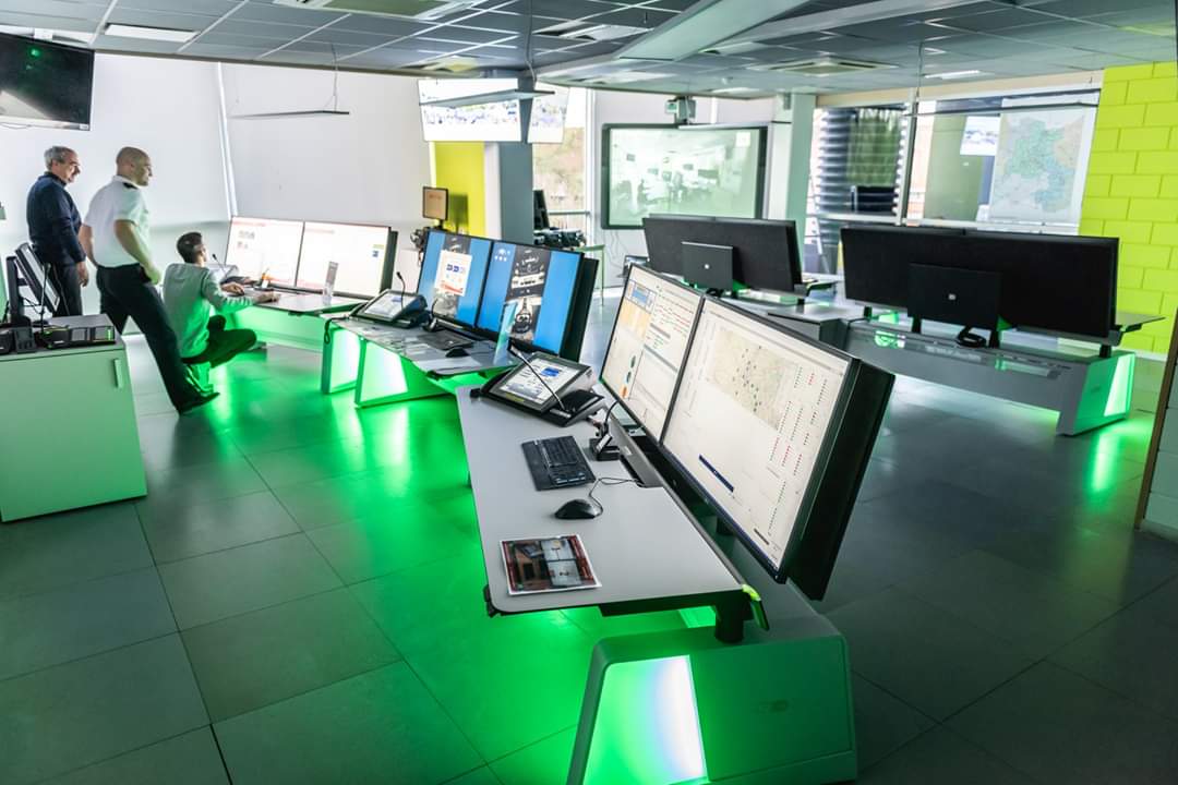bzcentrum's tweet photo. Groot nieuws: Brandweerzone Oost (Berlare, Buggenhout, Dendermonde, Hamme, Lebbeke, Lokeren&amp; Zele) sluit in 2020 aan op onze dispatching. Vanuit onze Gentse kazerne sturen we dan 1800 pompiers uit 29 posten en 300 voertuigen aan voor +1miljoen burgers uit 36 gemeenten. #trots https://t.co/71MraQImfv