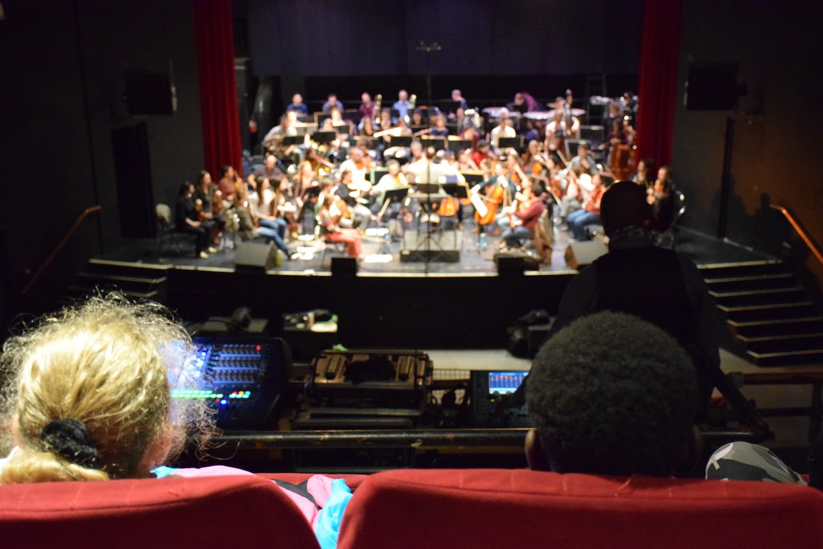 LePhilharmonic's tweet photo. Les répétitions publiques reprennent à l'Espace Paul-Eluard de @VilledeStains, avec de jeunes spectateurs attentifs ! 🤗🎶 #Phil❤️ #orchestre #solidaire https://t.co/ieMjZR1B3x