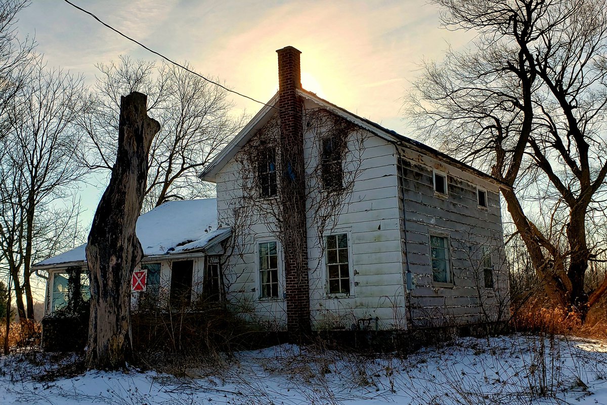 'X Marks the Spot' One of my favorite abandoned homes I love to photograph.  #abandoned #house #home #urban #explore #exploration #exploring #urbex #nikon #photography